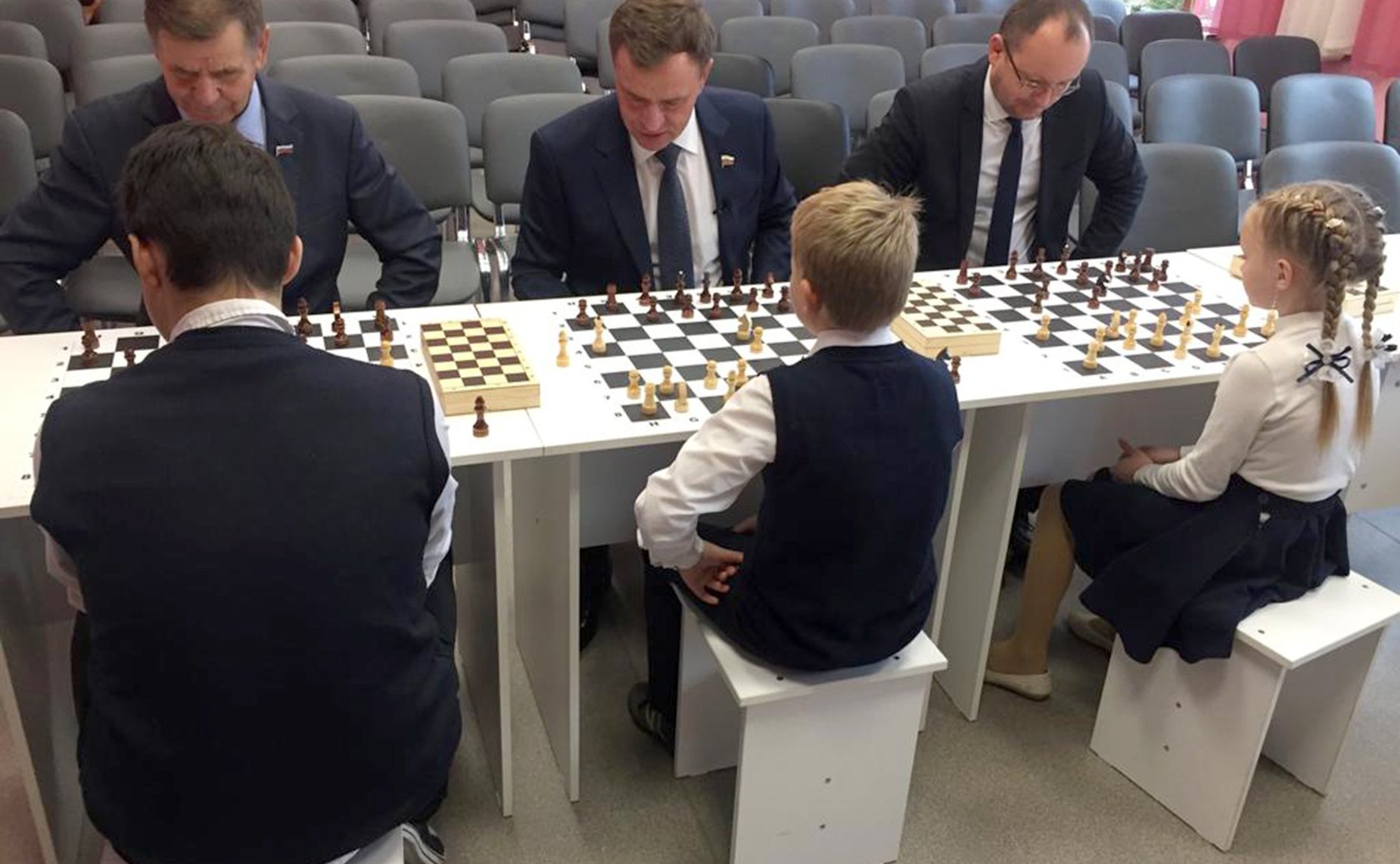 Виктор Новожилов осмотрел центр образования цифрового и гуманитарного профилей «Точка роста»