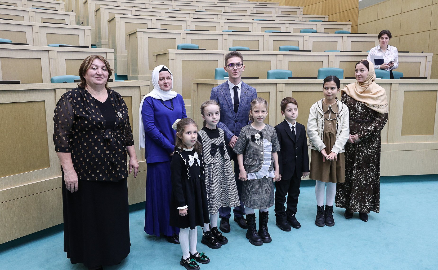 Валентина Матвиенко встретилась с детьми-участниками выставки художественных промыслов, прошедшей в рамках IX Парламентского форума «Историко-культурное наследие России»