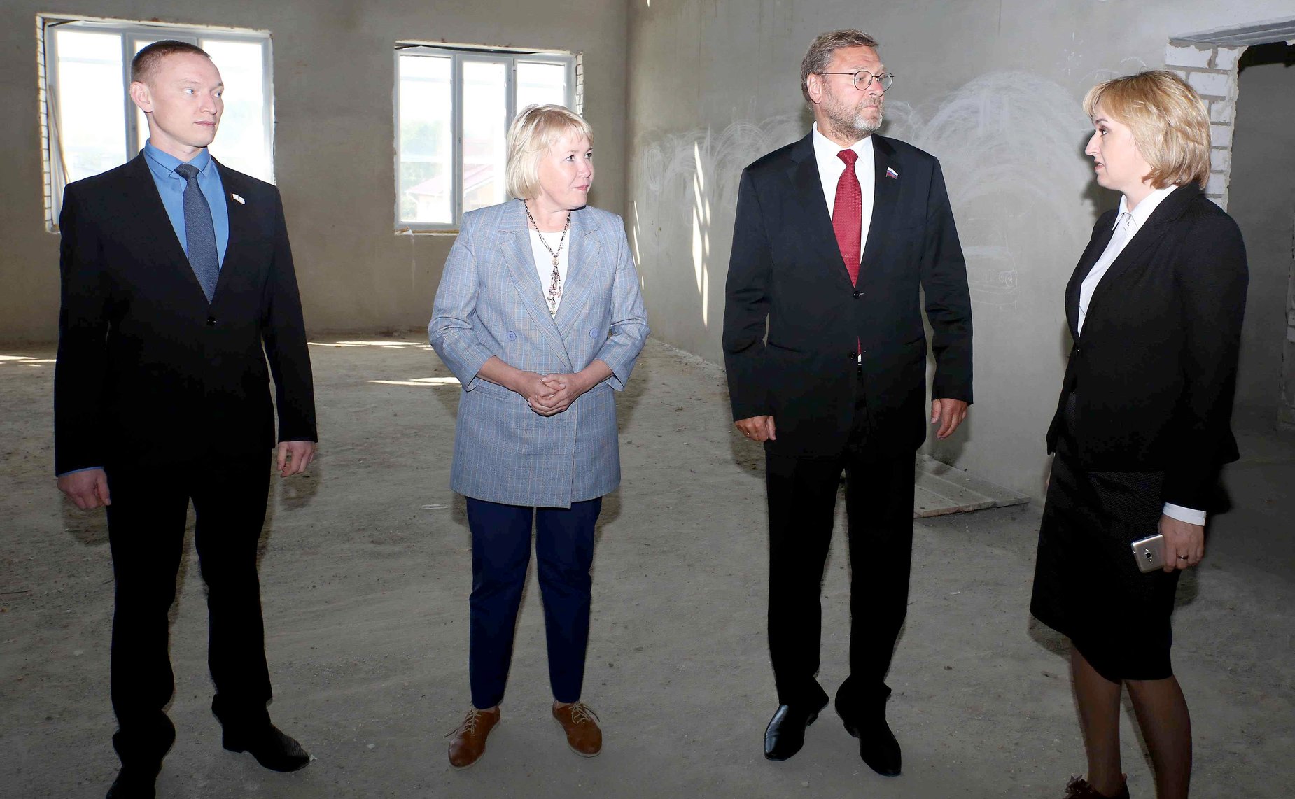 Константин Косачев ознакомился с ходом завершения строительства физкультурно-оздоровительного комплекса в пос. Приволжский