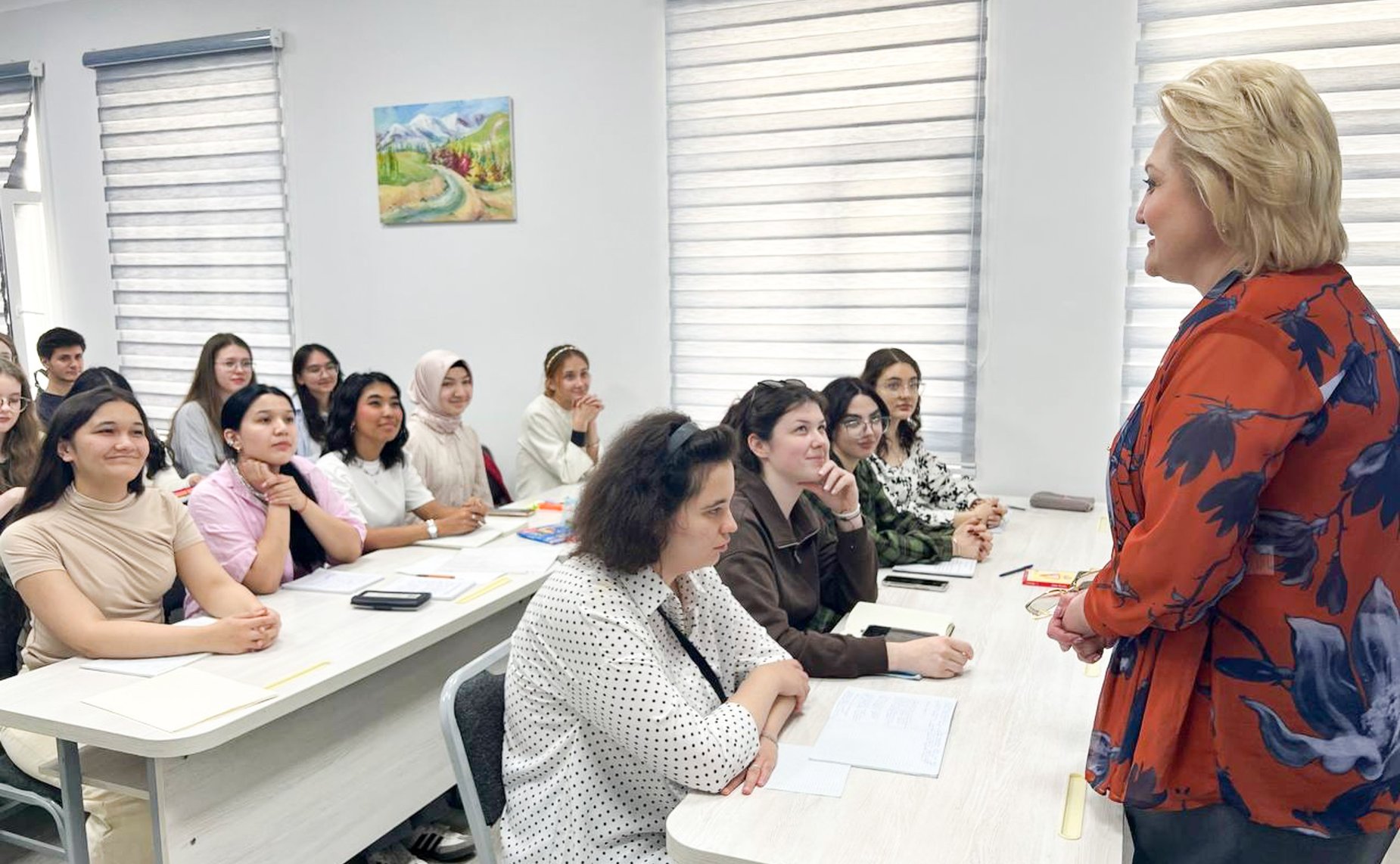 Лилия Гумерова провела встречу с учителями – участниками гуманитарных проектов «Российский учитель за рубежом» и «Класс!» («Зур!»)