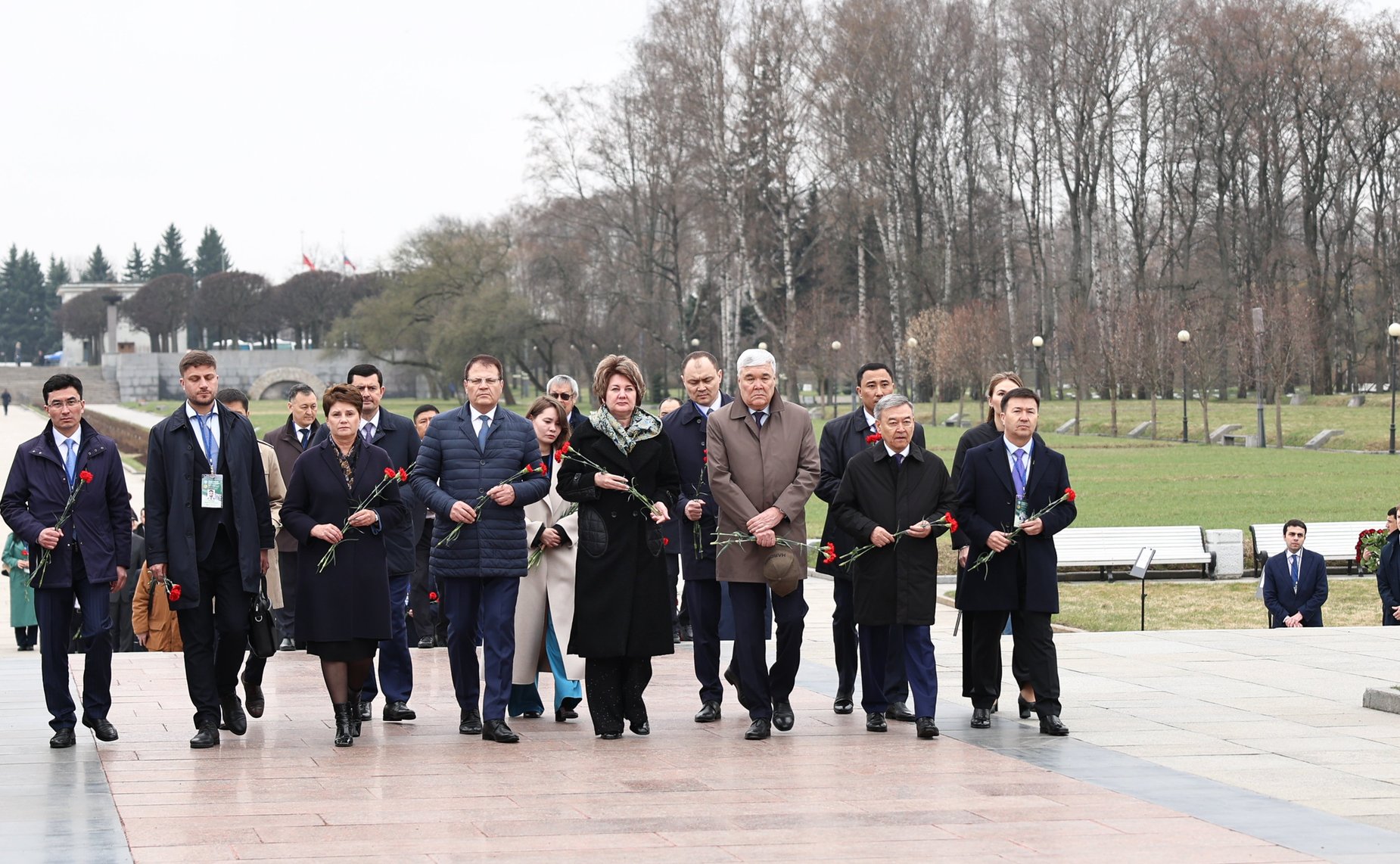 Делегации стран-участниц Межпарламентской Ассамблеи СНГ возложили венки и цветы к Монументу «Мать-Родина» на Пискаревском мемориальном кладбище, а также к памятным плитам государств на Аллее Памяти