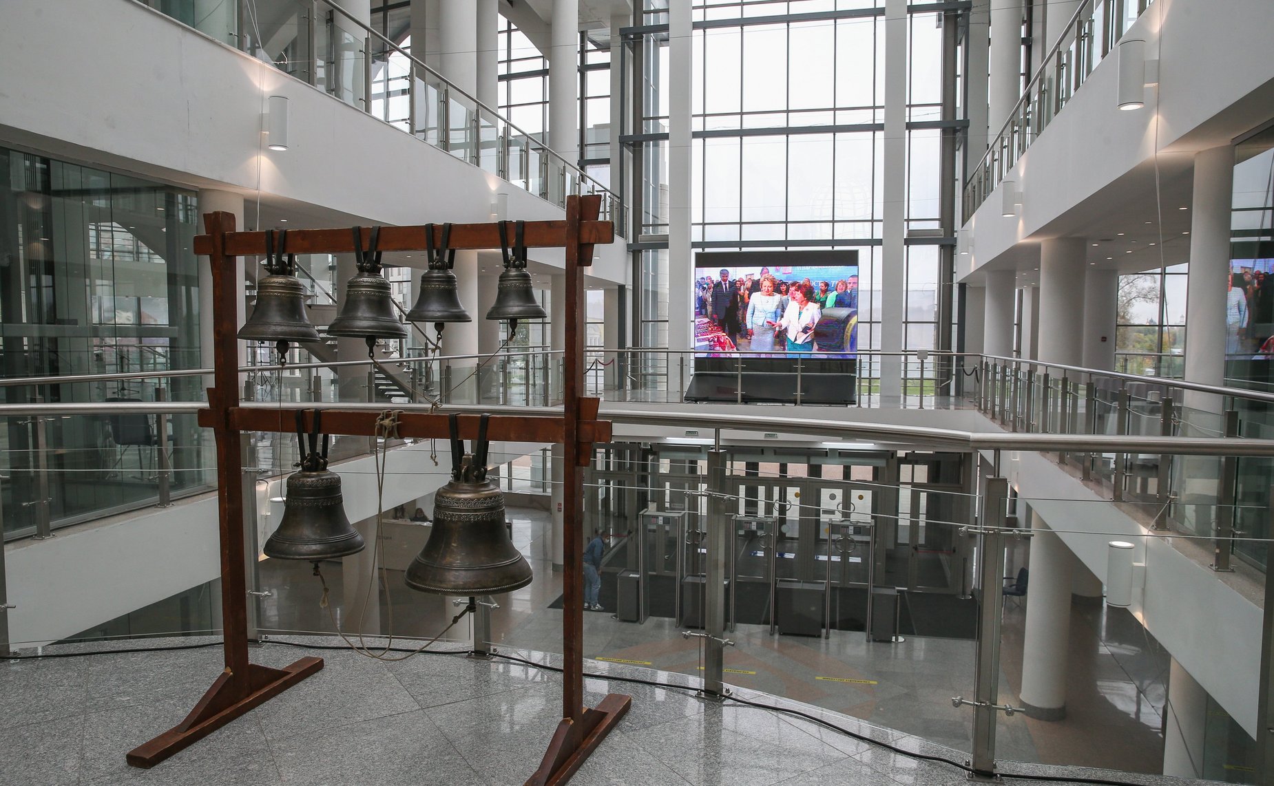 Выставка историко-культурных объектов и изделий мастеров народно-художественных промыслов Ярославской области, проходящая в рамках VIII Парламентского форума «Историко-культурное наследие России»