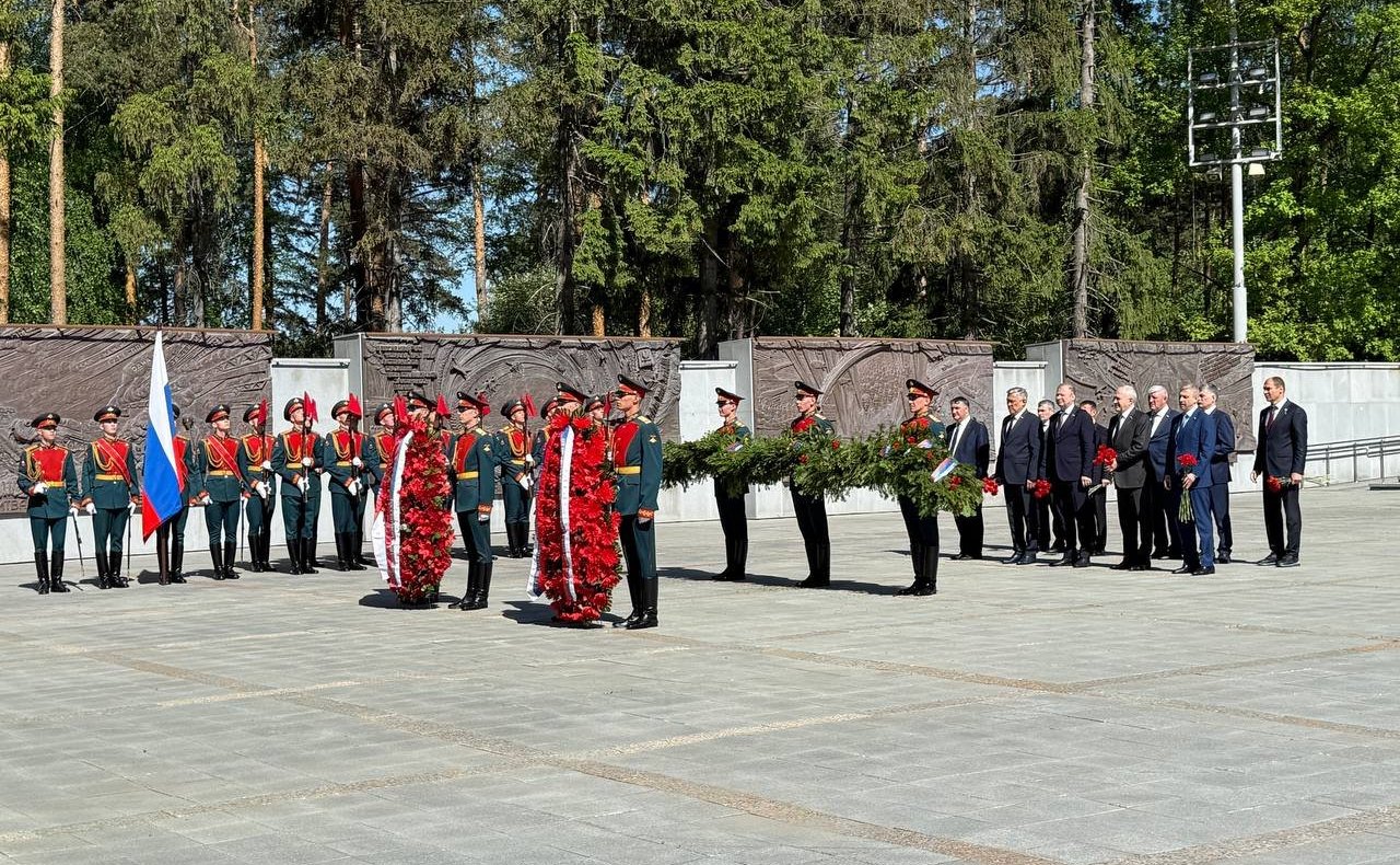 В г. Екатеринбурге сенаторы РФ провели церемонии возложения цветов к Широкореченскому военно-мемориальному комплексу, посвященному погибшим в Великой Отечественной войне, а также к военно-мемориальному комплексу «Черный тюльпан»