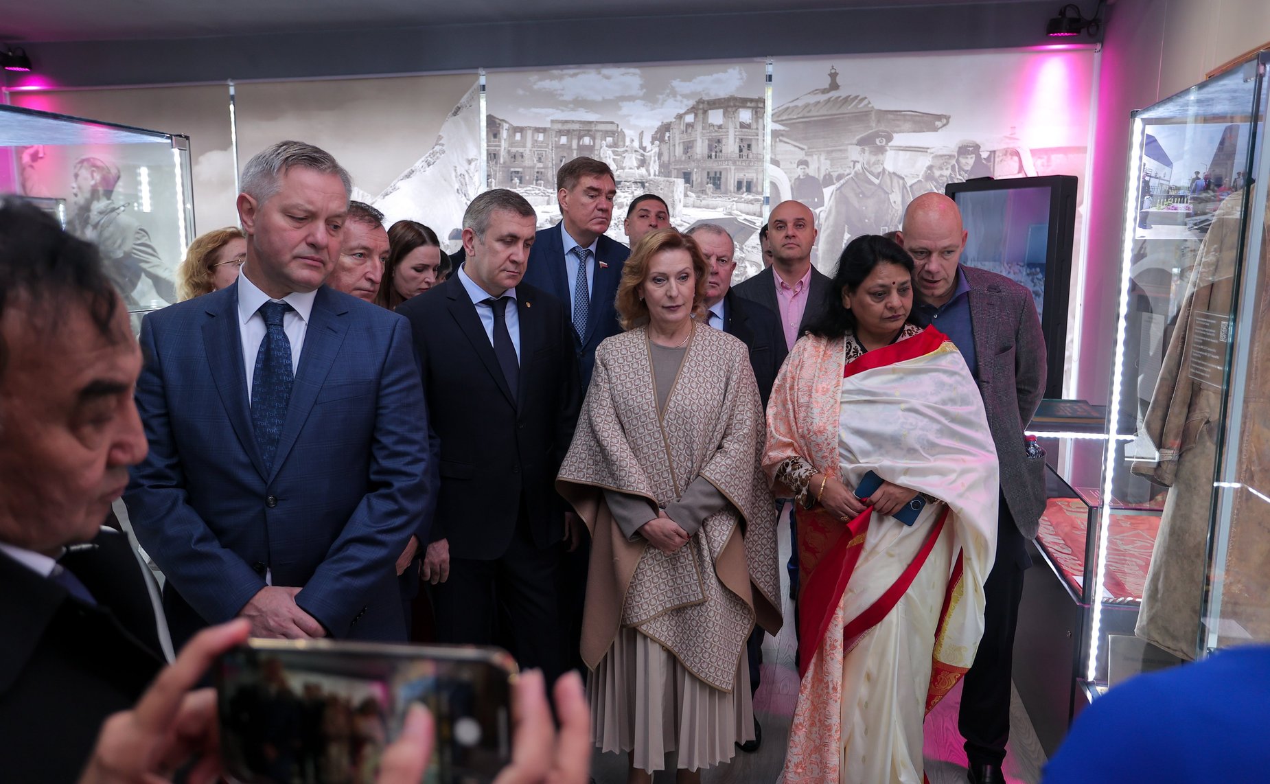 Сенаторы РФ возложили цветы к мемориалу Воину-освободителю в парке им. Ленинского комсомола в Махачкале (фото пресс-служба Министерства экономики и территориального развития Республики Дагестан)