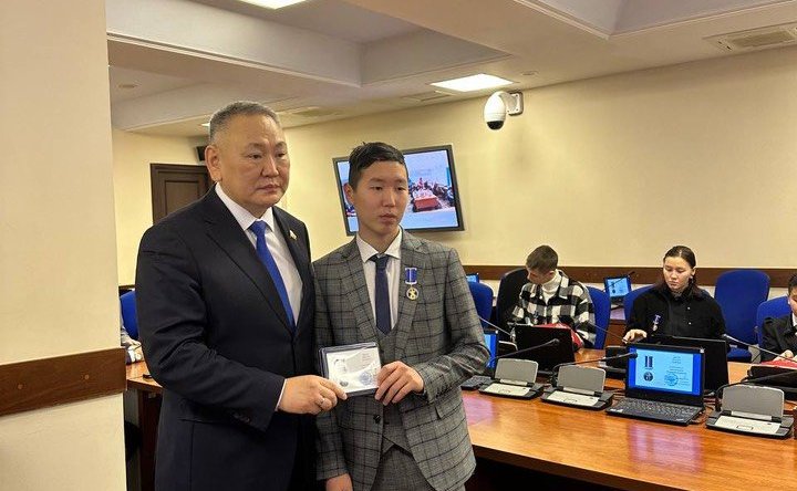 Сахамин Афанасьев в ходе поездки в регион совместно с сенатором Егором Борисовым наградили юных якутян памятными медалями Совета Федерации «За проявленное мужество»