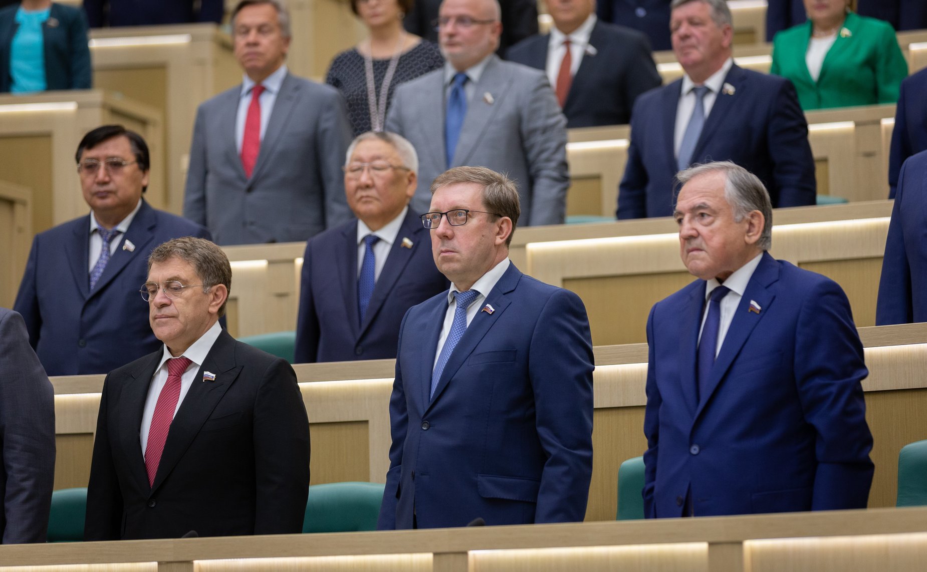 Сенаторы слушают гимн России перед началом 463-го заседания Совета Федерации