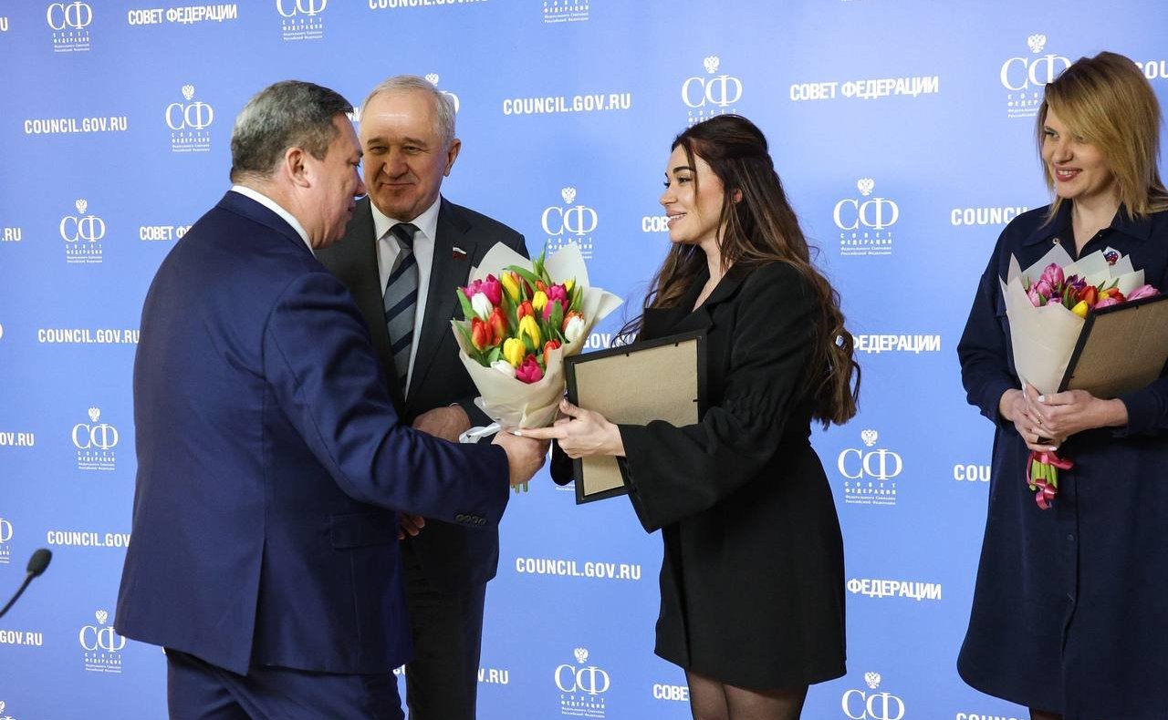 Владимир Булавин, Владимир Полетаев вручили благодарственные письма женщинам-волонтерам, оказывающим поддержку участникам специальной военной операции и их семьям