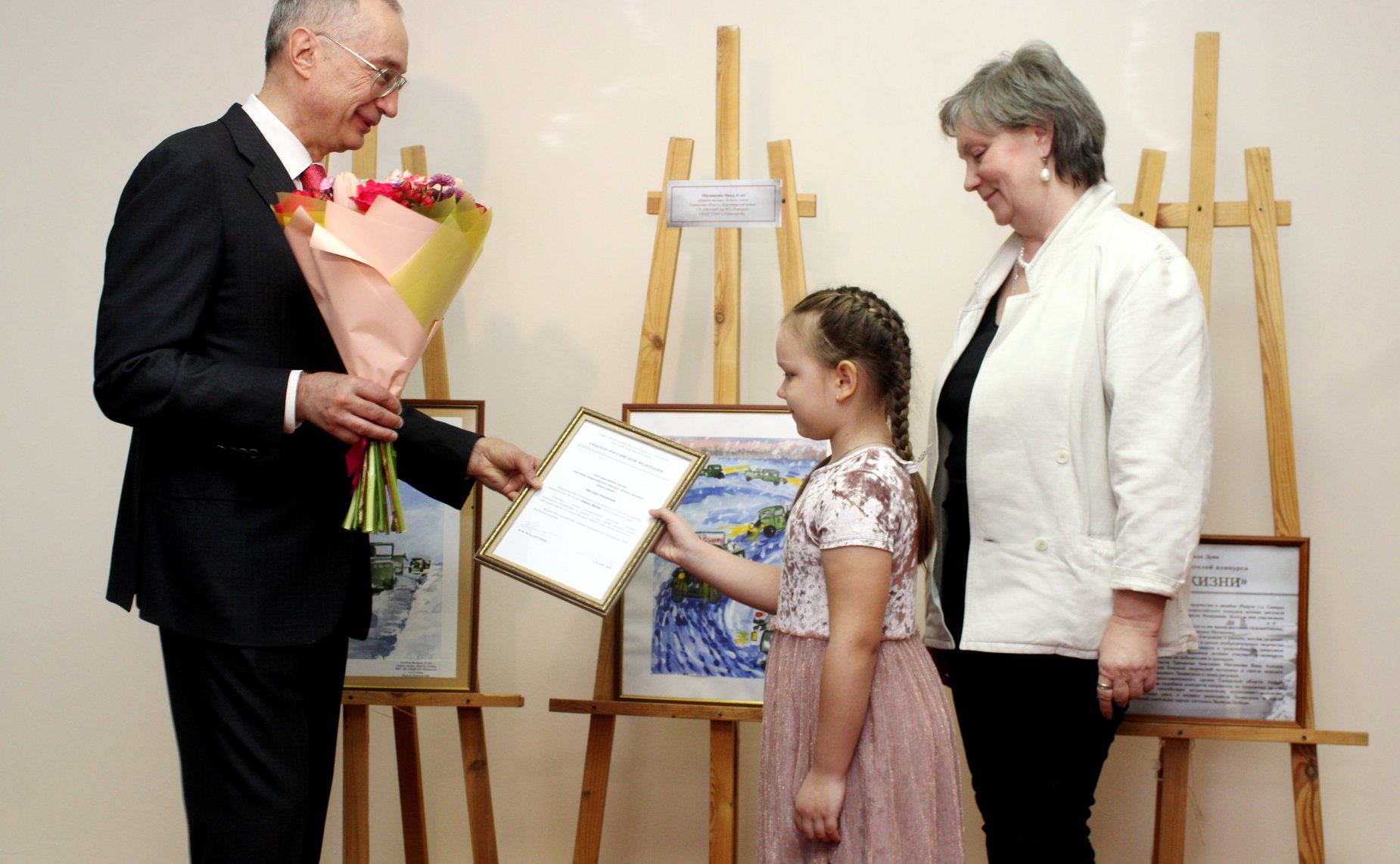 Андрей Кислов наградил лауреатов и участников конкурса детских рисунков, организованного по инициативе Совета Федерации