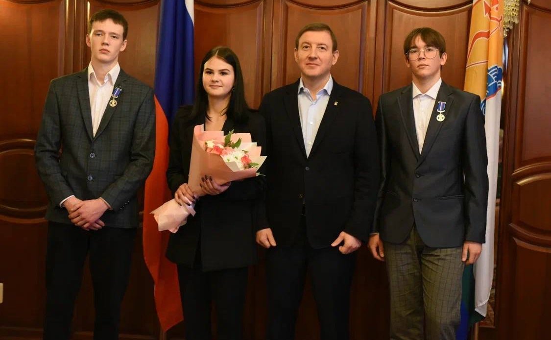 Сенаторы посетили социальные учреждения в городе Кирове и вручили памятные медали детям-героям