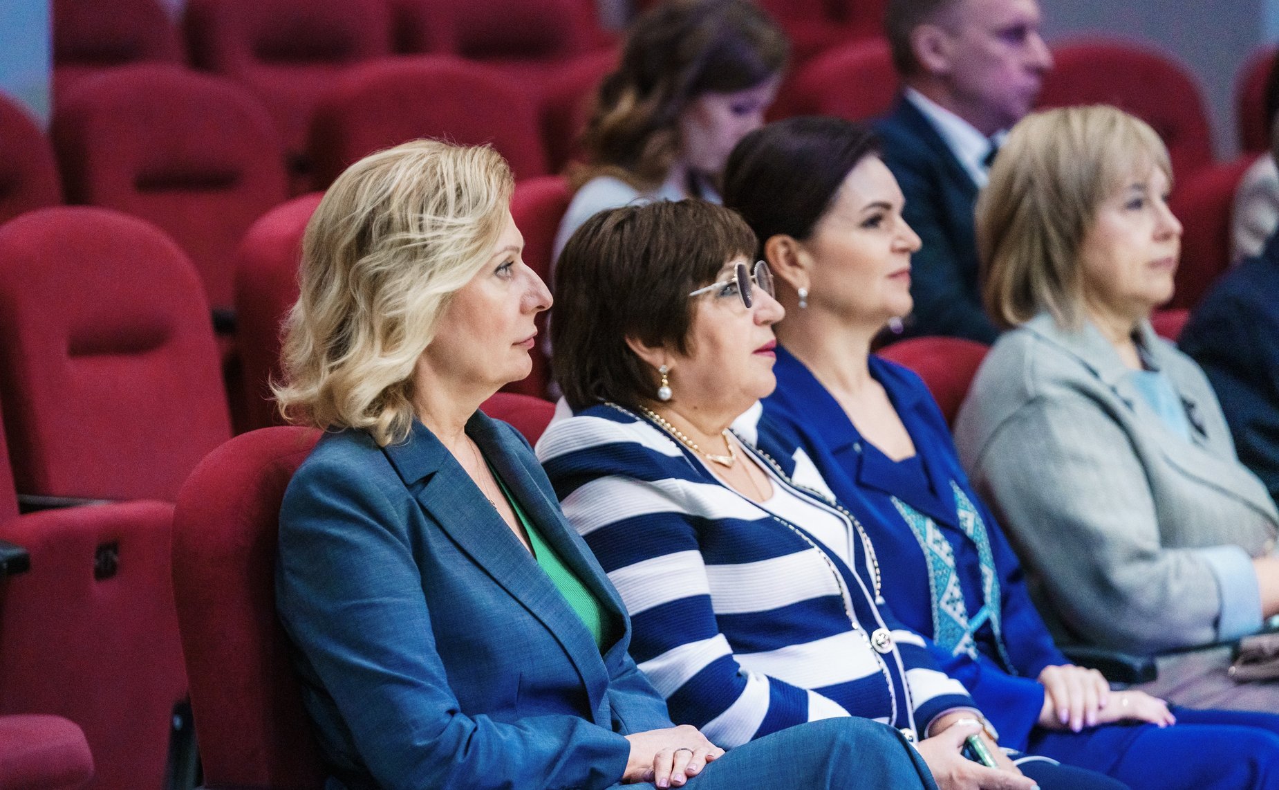 Сенаторы посетили Школу креативных индустрий на базе Окружного Дома народного творчества и Центр народных художественных промыслов и ремесел