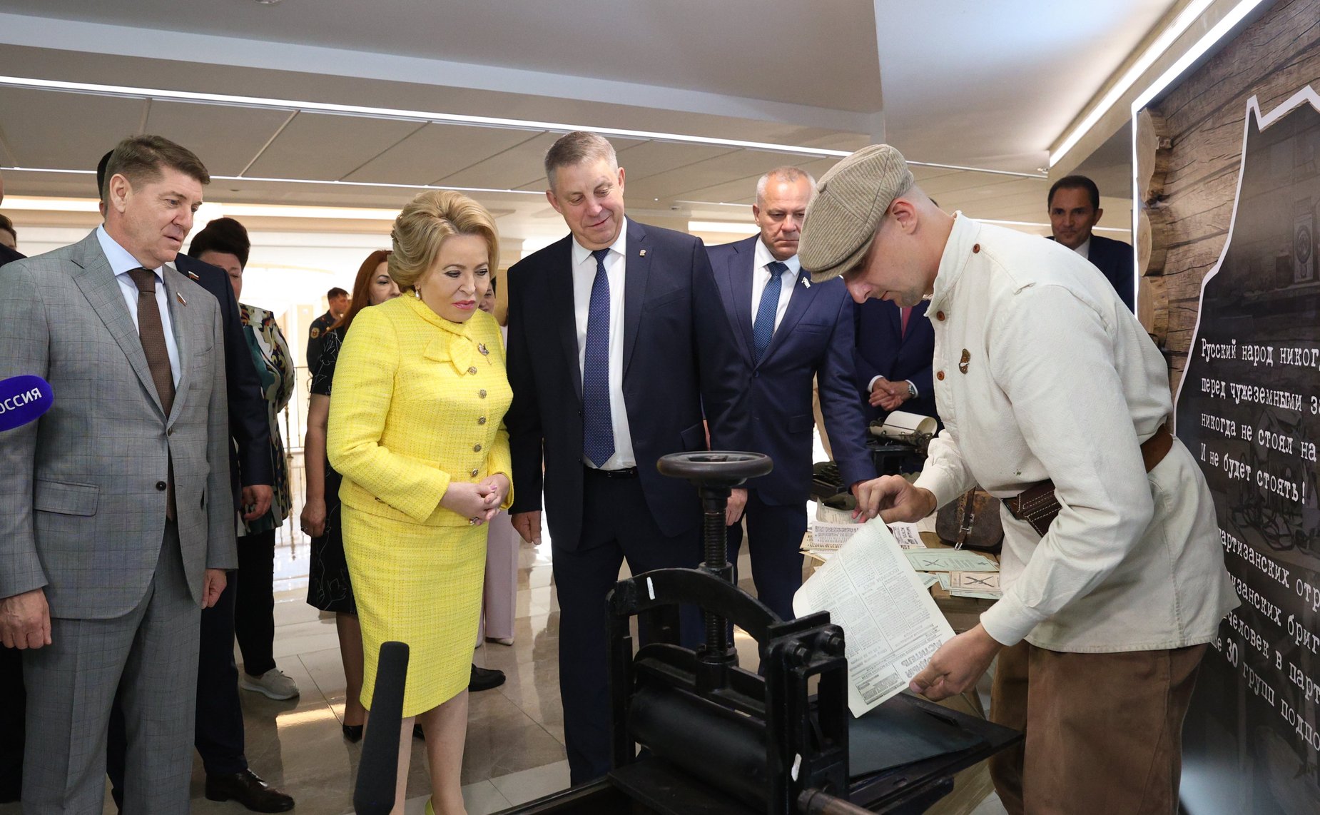 Валентина Матвиенко и Александр Богомаз осмотрели выставку, посвященную истории и перспективным направлениям развития Брянской области