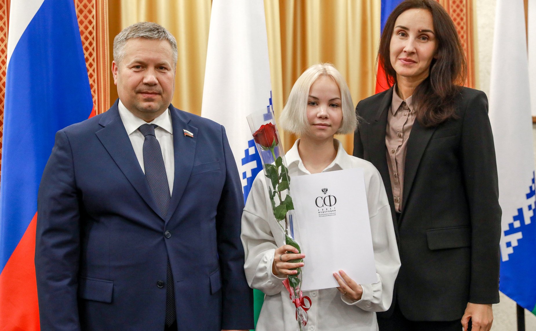 Денис Гусев вручил именные стипендии лучшим студентам учреждений профессионального образования Ненецкого АО