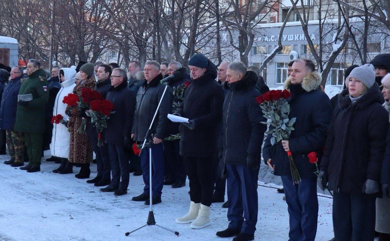 Маргарита Павлова в рамках поездки в регион приняла участие в церемонии возложения цветов и венков к челябинскому мемориалу «Доблестные сыны Отечества», прошедшей в честь Дня памяти о 35-летии вывода советских войск из Афганистана