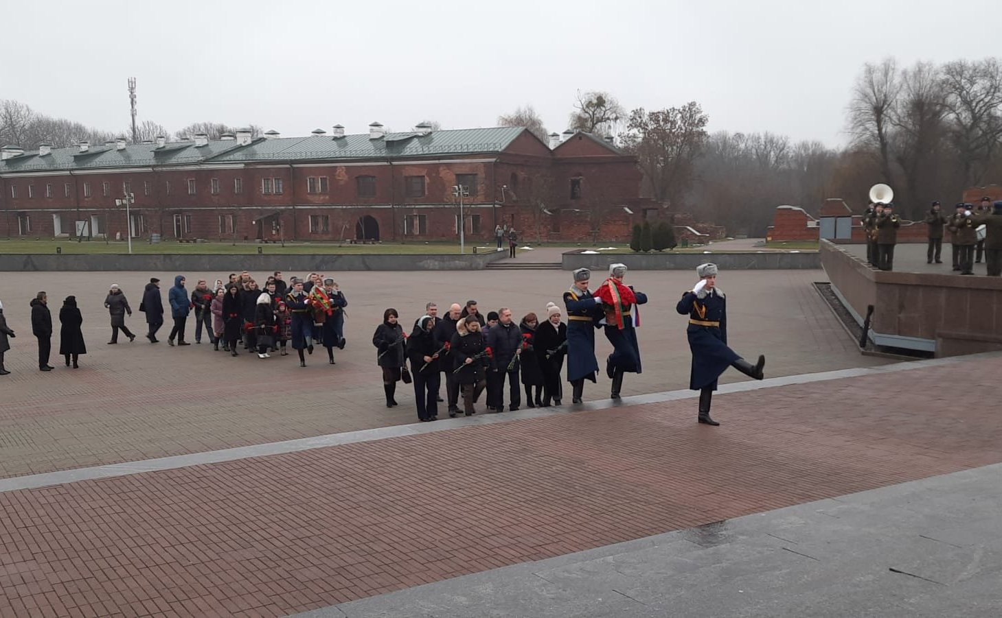 Участники заседания палаты посетили Брестскую крепость и возложили цветы к Вечному огню