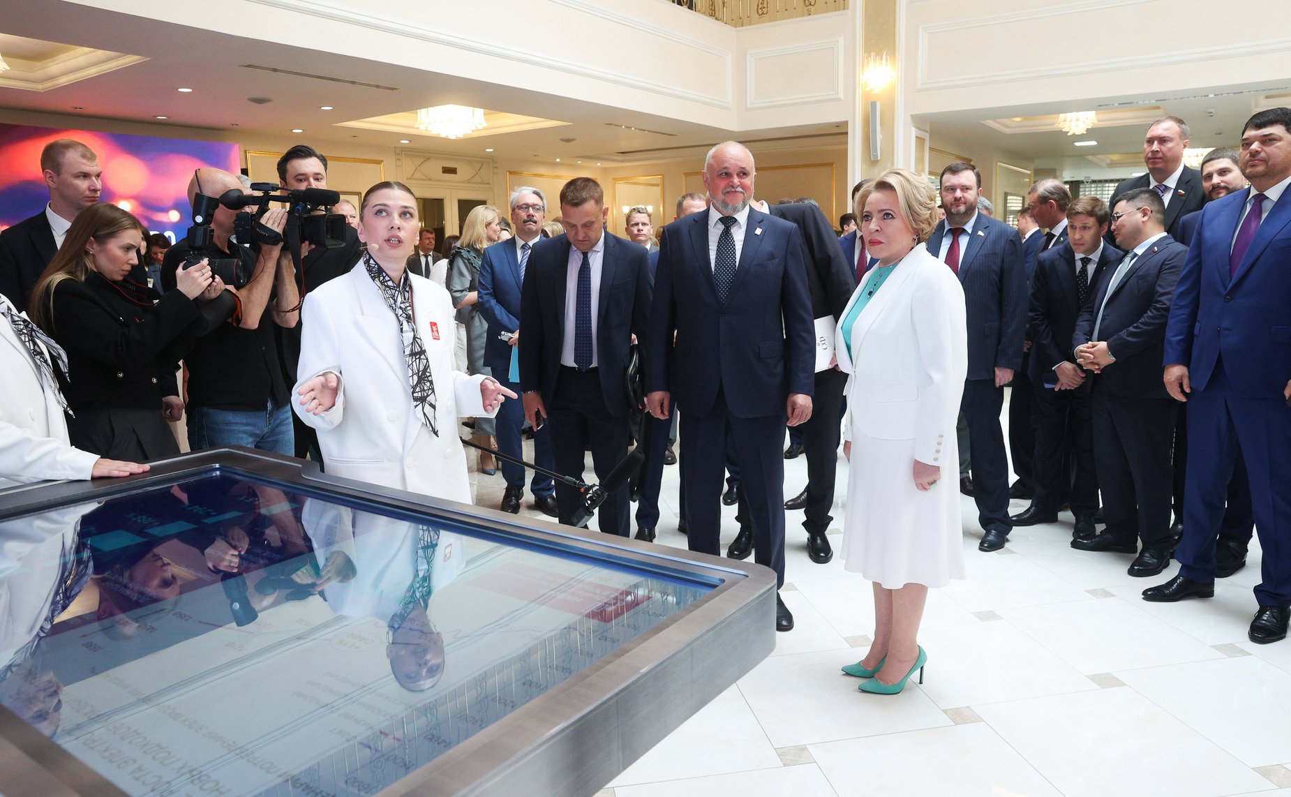 Открытие в Совете Федерации выставки Министерства энергетики РФ «Векторы развития энергетики — импульс для будущего России»