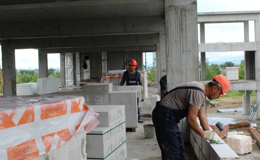 Сергей Михайлов в рамках рабочей поездки в регион оценил ход строительных работ в новой школе на 1100 мест в мкр Октябрьский города Читы