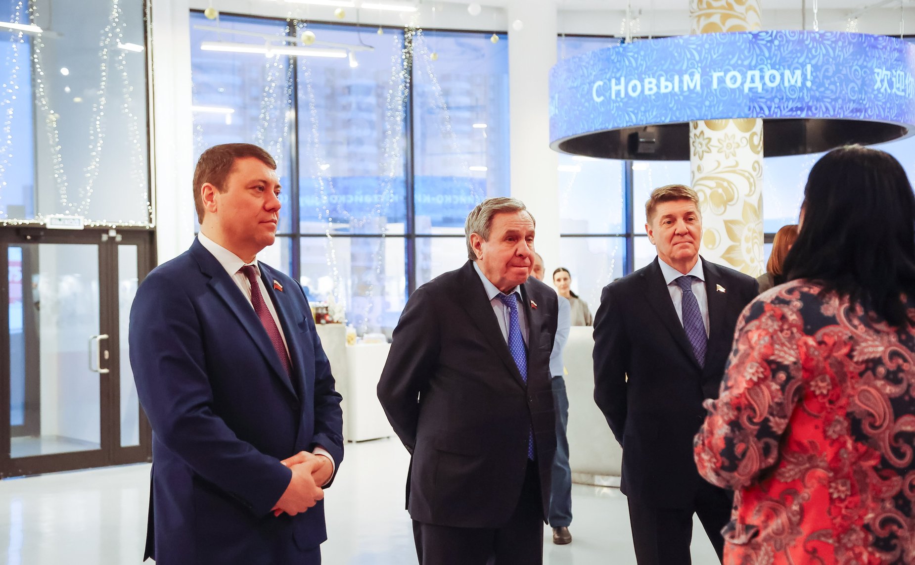 Сенаторы РФ посетили Дом Российско-Китайской дружбы и ознакомились с проектами строительства трансграничной канатной дороги через реку Амур и международного конгрессного выставочного центра, гостиничного комплекса