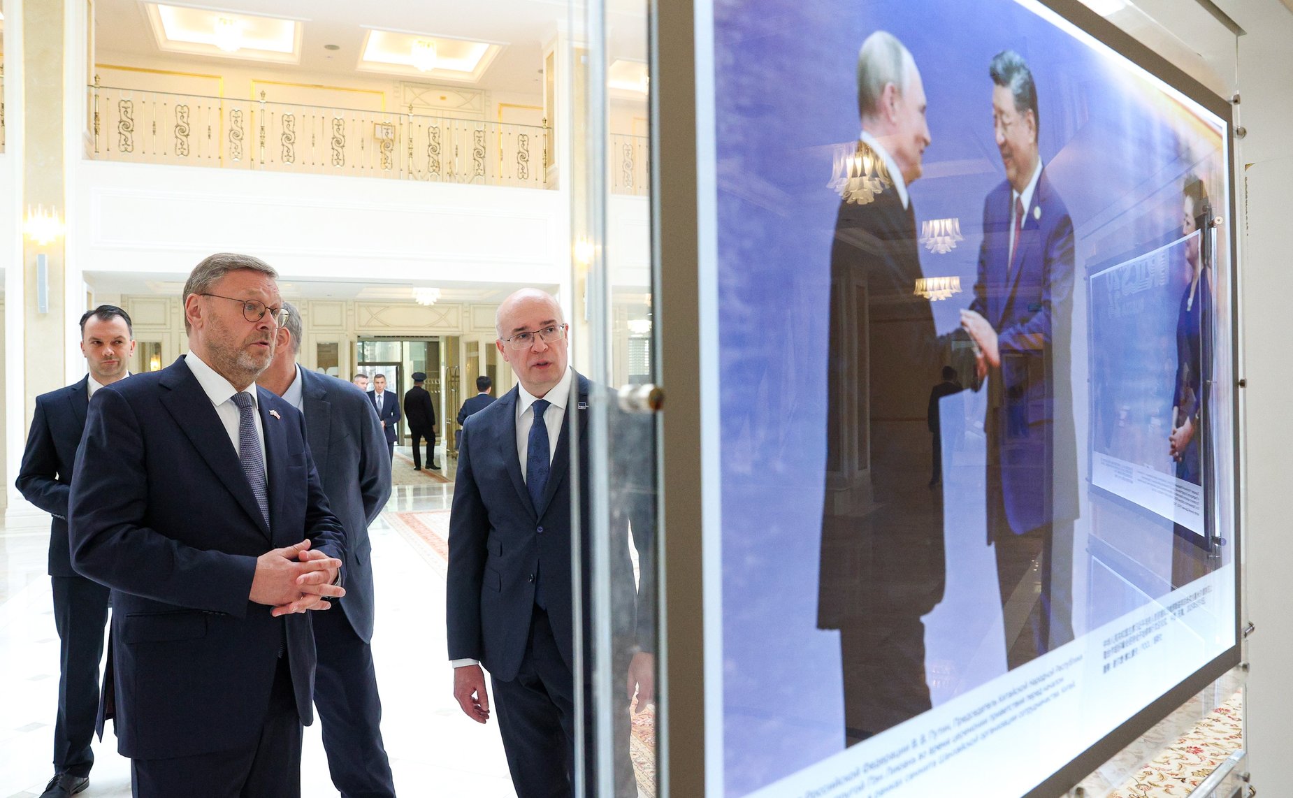 Валентина Матвиенко и Чжао Лэцзи осмотрели фотовыставку «Нерушимая дружба великих народов, стратегическое партнерство великих держав»