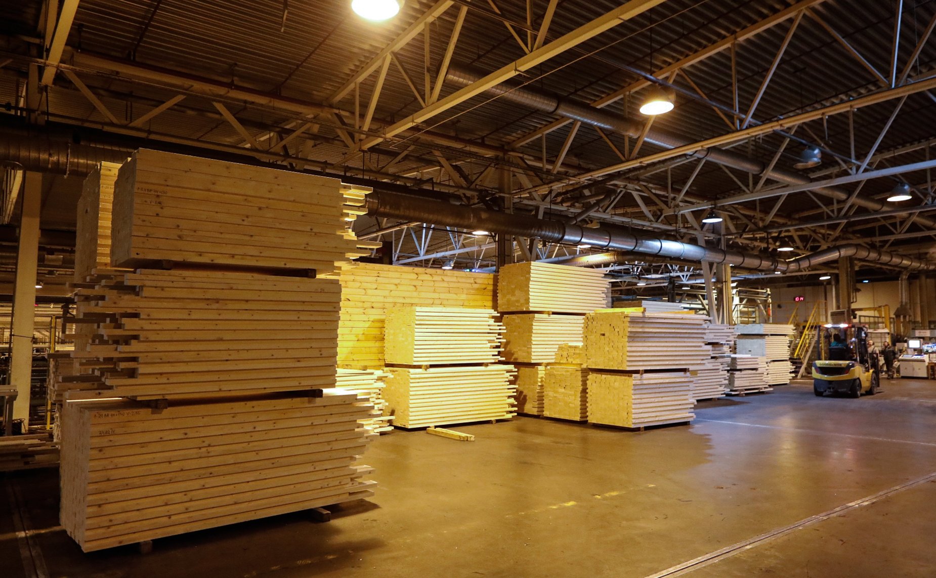 Юрий Воробьев посетил новое предприятие деревообрабатывающей промышленности Вологодской области — завод «Сокол СиЭлТи»