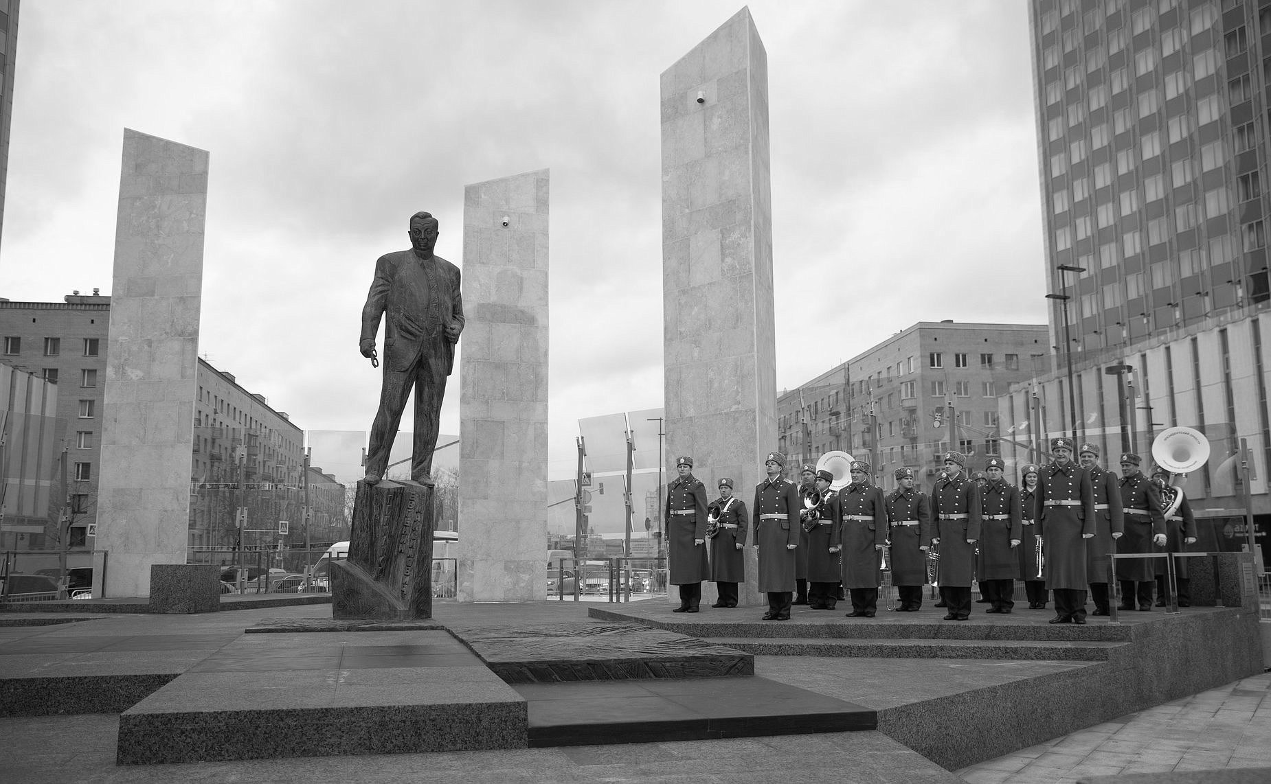 памятник примакову на смоленской площади в москве