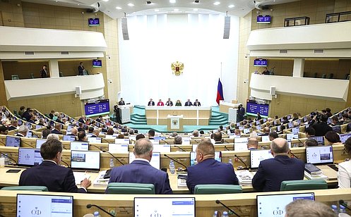 В Совете Федерации проходит 571-е заседание