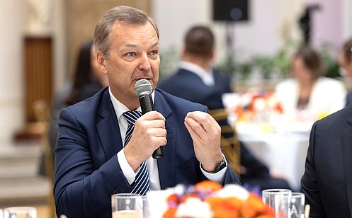 http://council.gov.ru/media/photos/large/3B8ZeFsXm1A9J8NY0Gj3uyJ2sBBkVila.jpg