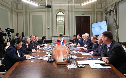 http://council.gov.ru/media/photos/large/9SQ8bPNuD1NeQyhqoNL6O12AeFOiVqAB.jpg
