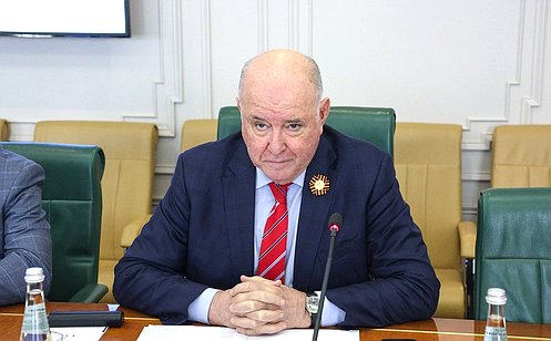 http://council.gov.ru/media/photos/large/ISDXY48zfFtxOq6icWSyTgiVBpF5fIt1.jpg