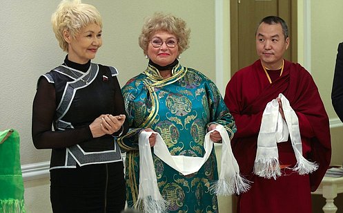 Д. Оюн открыла в Совете Федерации фотовыставку «Навстречу белому месяцу», приуроченную к празднованию буддийского Нового года