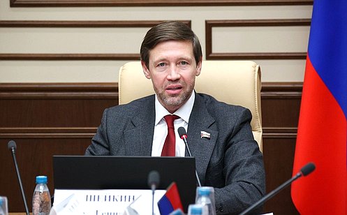 http://council.gov.ru/media/photos/large/LoTY8MgMPmr9dpQuQJL3bA0ie9A7GGhp.jpg