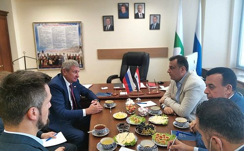 С. Муратов провёл встречу с депутатами Народного Совета Сирии