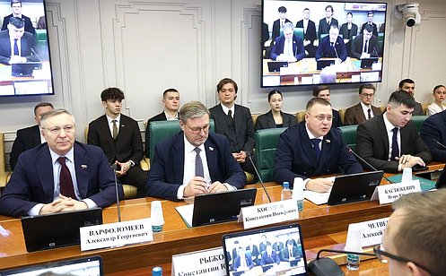 К. Косачев в формате «открытого диалога» провел встречу с молодыми парламентариями