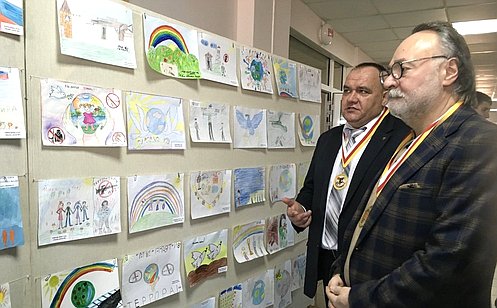 А. Тотоонов посетил выставку «Дети рисуют мир», проходящую в школе города Беслана