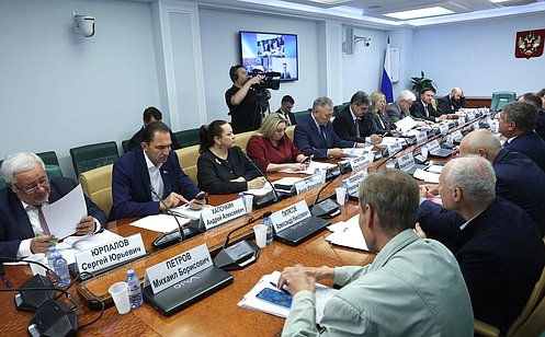 Сенаторы обсудили вопросы модернизации производств в Арктике, Сибири и на Дальнем Востоке