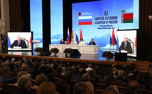В. Матвиенко и Н. Кочанова провели пленарное заседание ХI Форума регионов Беларуси и России