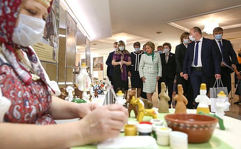 В. Матвиенко открыла выставку Каргопольской глиняной игрушки в Совете Федерации