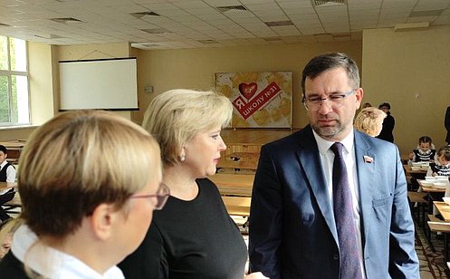 Н. Владимиров проверил реализацию программы обеспечения горячим питанием в школах Чувашии