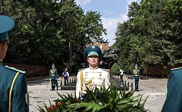 Главы парламентских делегаций государств-членов ОДКБ возложили венок и цветы к Вечному огню, почтив память советских воинов, павших в годы Великой Отечественной войны