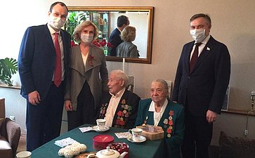 И. Святенко и А. Варфоломеев поздравили семью ветерана Великой Отечественной войны с 75-летием Победы