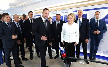 Валентина Матвиенко и Роман Бусаргин осмотрели выставку, посвященную действующим и перспективным проектам развития Саратовской области