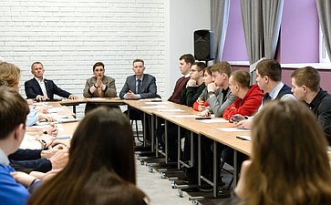 Владимир Кравченко и вице-губернатор Наталия Киселёва провели «круглый стол», посвященный выработке предложений к новому нацпроекту «Молодежь России»
