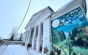 Елена Шумилова осмотрела ход ремонтных работ Дома культуры села Айкино Республики Коми