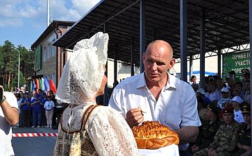 Александр Карелин встретился с участниками проекта «В одной команде со СВОими» и побывал на летней Спартакиаде муниципальных образований Новосибирской области