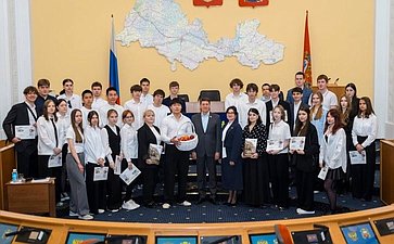 Андрей Шевченко в ходе рабочей поездки в регион присоединился к «парламентскому уроку» для учеников 10 класса школы № 78 города Оренбурга