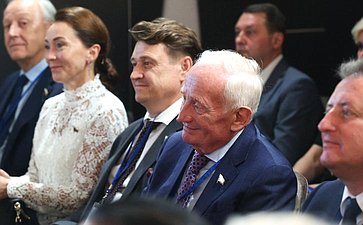 В рамках работы Х Парламентского форума «Историко-культурное наследие России» в Великом Новгороде Валентина Матвиенко посетила детскую общеобразовательную школу имени Г.Р. Державина и Дом музыки имени С.В. Рахманинова