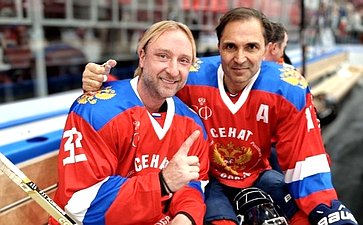 Сенаторы и представители правительства Саратовской области сразились на хоккейной площадке