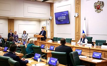 Сенаторы приняли участие в сдаче пробного Единого государственного экзамена