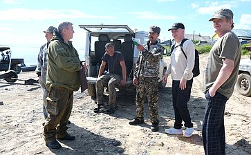 Александр Лутовинов проверил ход работ по берегоукреплению в деревне Андег Ненецкого автономного округа
