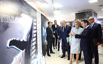 Валентина Матвиенко и Андрей Чибис осмотрели выставку, посвященную перспективным направлениям развития Мурманской области