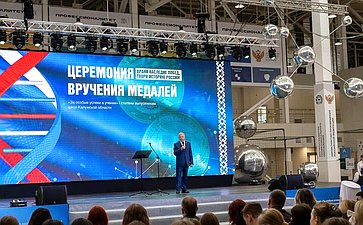 Анатолий Артамонов вручил медали выпускникам Калужской области